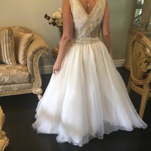 BEAUTIFUL WHITE SILK ORGANZA BALLROOM/WEDDING GOWN